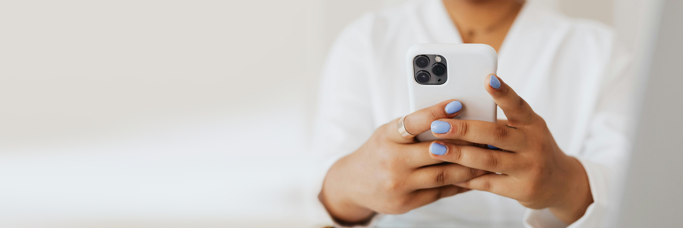Profissional a contactar a First Line Investments pelo telemóvel
